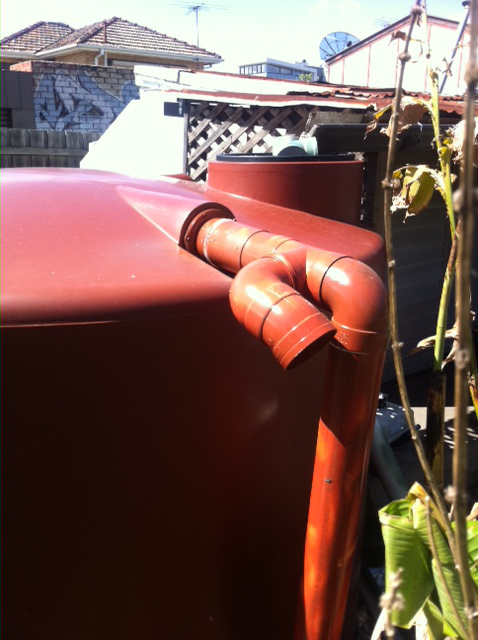 red brick coloured tank with split overflow